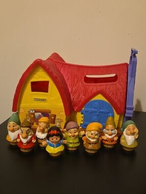Little People Snow White Musical Cottage & Seven Dwarfs